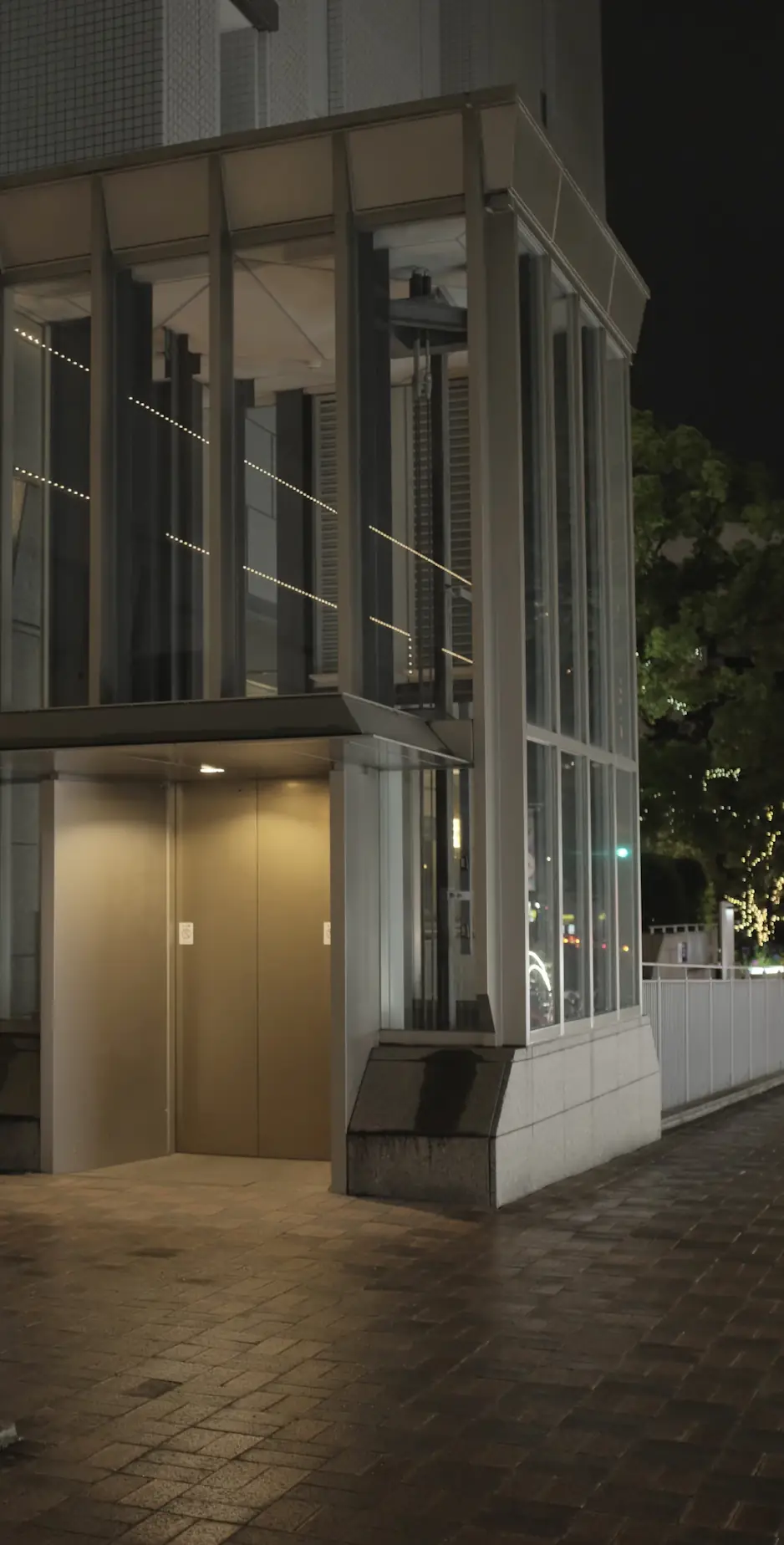 Entrada iluminada de um edifício